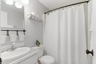 8945 N Calvert Ave, Portland, OR 97217 - Photo 24
