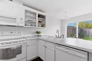 8945 N Calvert Ave, Portland, OR 97217 - Photo 12