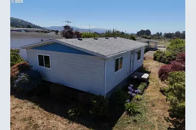 98620 Camellia Dr, Brookings, OR 97415 - Photo 4