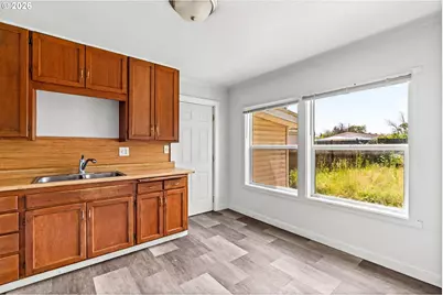 370 S 6th St, Harrisburg, OR 97446 - Photo 8