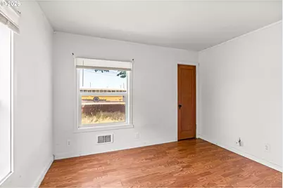 370 S 6th St, Harrisburg, OR 97446 - Photo 6