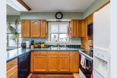 14029 NE Fremont Ct, Portland, OR 97230 - Photo 10