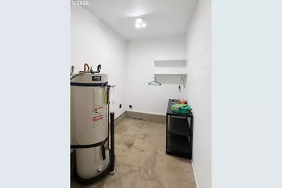 492 W Olympic St, Springfield, OR 97477 - Photo 16
