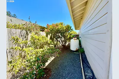 866 Jodee Ln, Brookings, OR 97415 - Photo 12