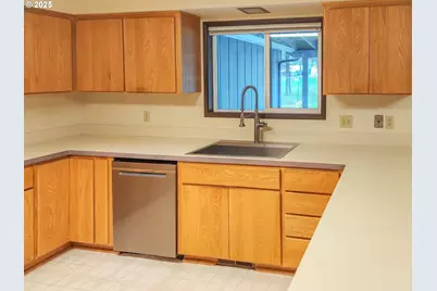 210 Cherokee Ave, Roseburg, OR 97471 - Photo 10