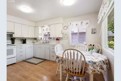11726 SE Oak St, Portland, OR 97216 - Photo 10