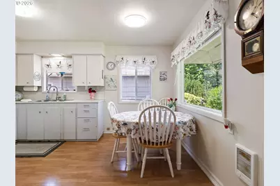 11726 SE Oak St, Portland, OR 97216 - Photo 8
