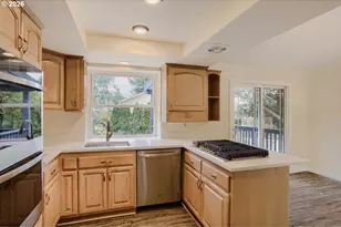 14539 SE Center St, Portland, OR 97236 - Photo 10