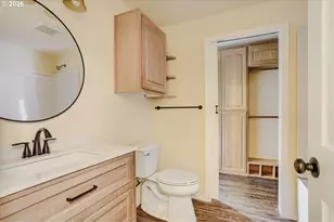 14539 SE Center St, Portland, OR 97236 - Photo 16