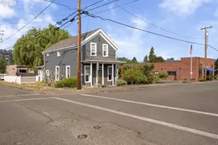 203 NE 2nd St, Oakland, OR 97462 - Photo 10