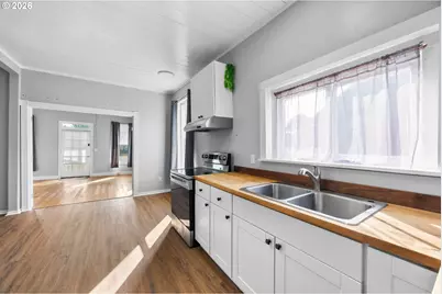 203 NE Second St, Oakland, OR 97462 - Photo 8