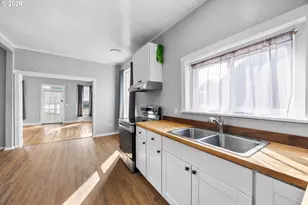 203 NE 2nd St, Oakland, OR 97462 - Photo 8