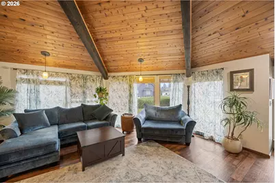 1205 NW Littlewood Ct, Roseburg, OR 97471 - Photo 4