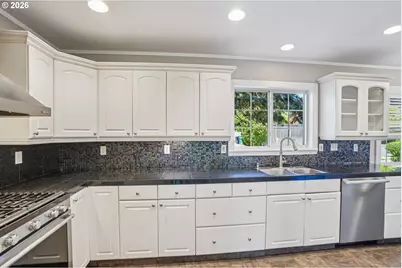 7252 SW Nevada Ter, Portland, OR 97219 - Photo 10