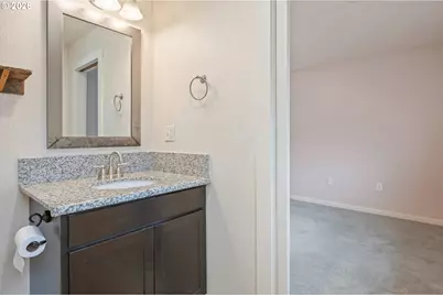 246 S 70th St, Springfield, OR 97478 - Photo 16