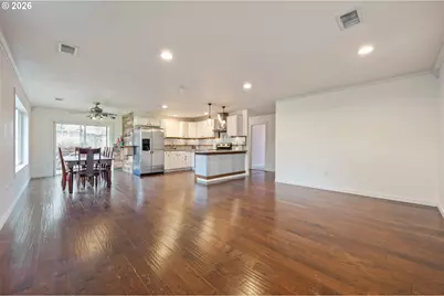 246 S 70th St, Springfield, OR 97478 - Photo 4