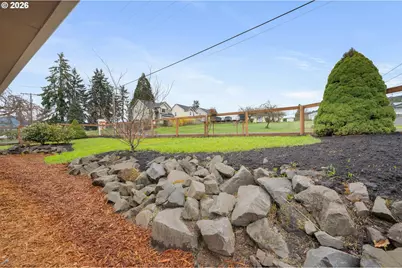 246 S 70th St, Springfield, OR 97478 - Photo 26