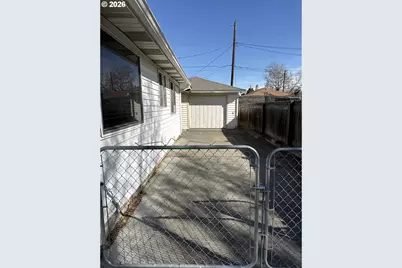 225 SW 7th Pl, Hermiston, OR 97838 - Photo 2