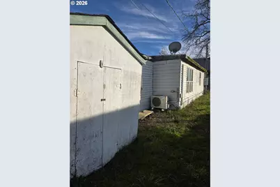 463 SE Gregory Dr, Winston, OR 97496 - Photo 2