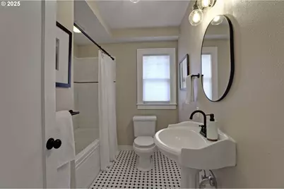 621 NE Ainsworth St, Portland, OR 97211 - Photo 16