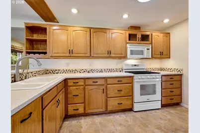 2015 Camellia Way, Woodburn, OR 97071 - Photo 8