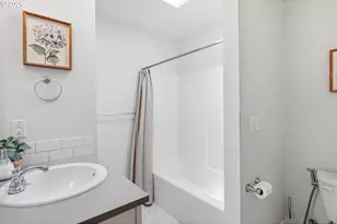 10045 SE Clinton St, Portland, OR 97266 - Photo 18