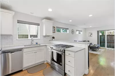 10045 SE Clinton St, Portland, OR 97266 - Photo 10