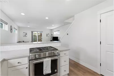 10045 SE Clinton St, Portland, OR 97266 - Photo 12