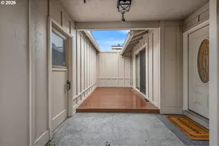 15715 SW Oakhill Ln, Portland, OR 97224 - Photo 6