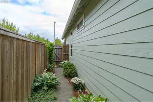 914 NE Samson St, McMinnville, OR 97128 - Photo 40