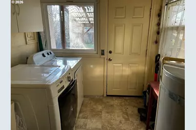 300 21st St, Springfield, OR 97477 - Photo 24