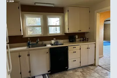 300 21st St, Springfield, OR 97477 - Photo 22