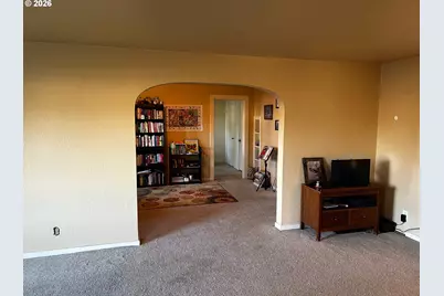 300 21st St, Springfield, OR 97477 - Photo 10