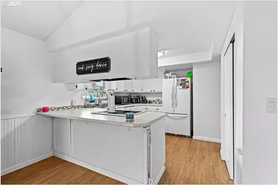 317 Highland Dr, Medford, OR 97504 - Photo 6