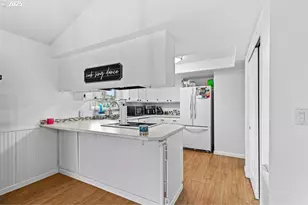 317 Highland Dr, Medford, OR 97504 - Photo 6