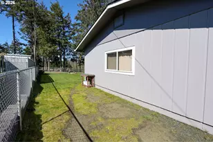 560 Fillmore St, Coos Bay, OR 97420 - Photo 36