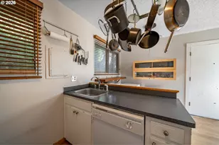 847 SW Broadway Dr, Portland, OR 97201 - Photo 6