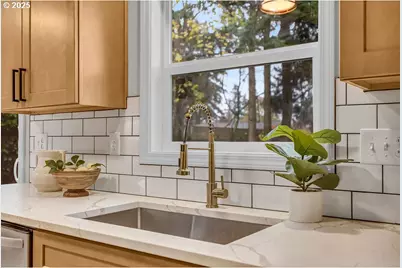 13104 SE Center St, Portland, OR 97236 - Photo 18