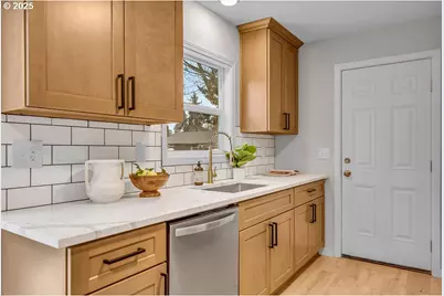 13104 SE Center St, Portland, OR 97236 - Photo 16