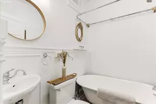 2109 NW Irving St, Portland, OR 97210 - Photo 10