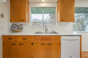 585 E 36th Ave, Eugene, OR 97405 - Photo 16