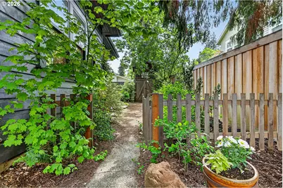811 9th St, Hood River, OR 97031 - Photo 4