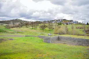 3010 Lone Pine Dr, Medford, OR 97504 - Photo 1