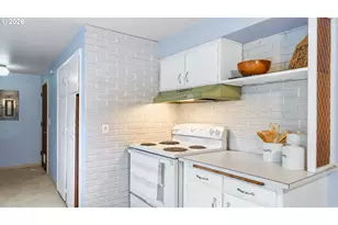 610 Colonial Dr, Springfield, OR 97477 - Photo 8