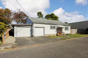208 NW 7th St, Newport, OR 97365 - Photo 2