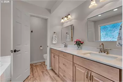 921 Hermanson St, Woodburn, OR 97071 - Photo 32