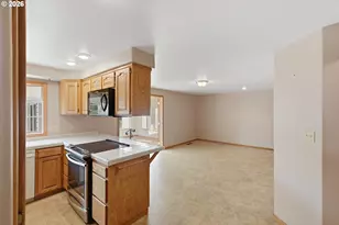 2090 Ash St, North Bend, OR 97459 - Photo 10