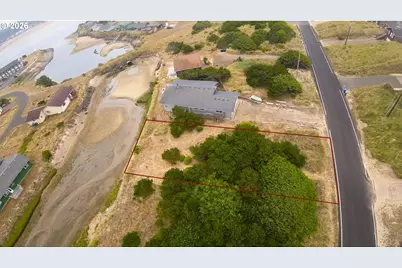 601 NW Oceania Dr, Waldport, OR 97394 - Photo 2