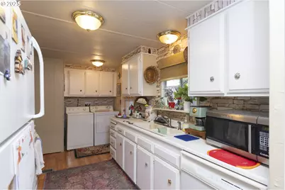 11526 SW Royal Villa Dr, Portland, OR 97224 - Photo 16