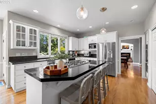 17485 Brookhurst Dr, Lake Oswego, OR 97034 - Photo 12